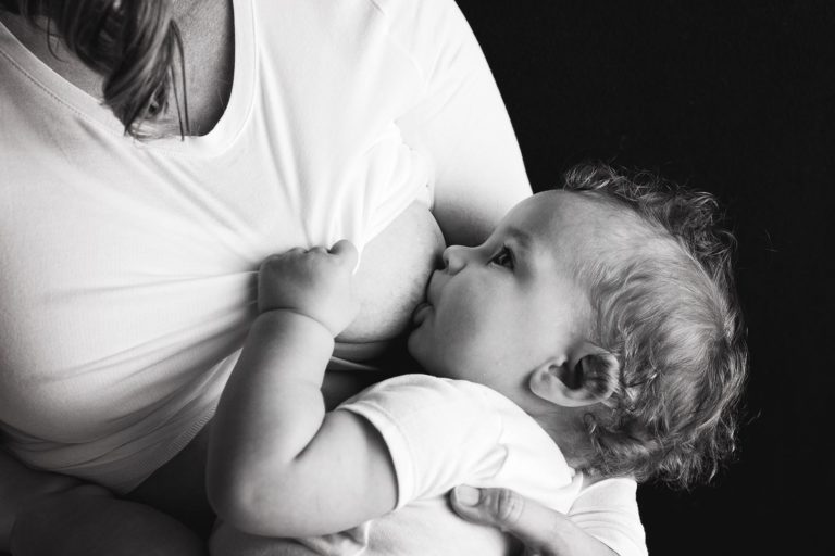 allaitement sevrer bébé sein lait maternel tétée