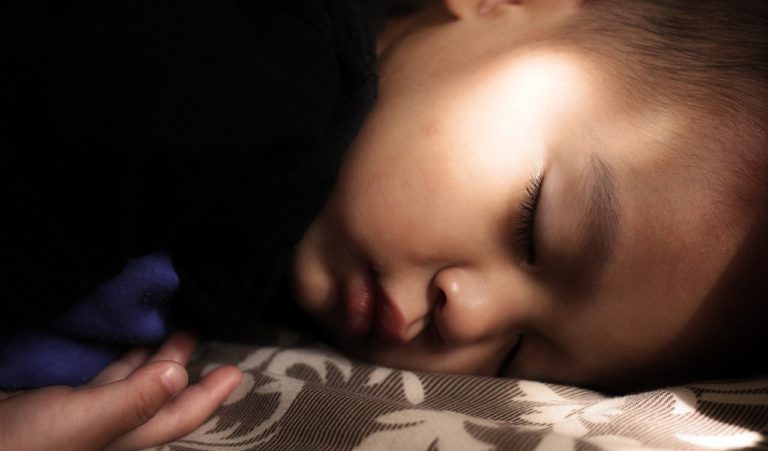 enfant bébé dormir sieste