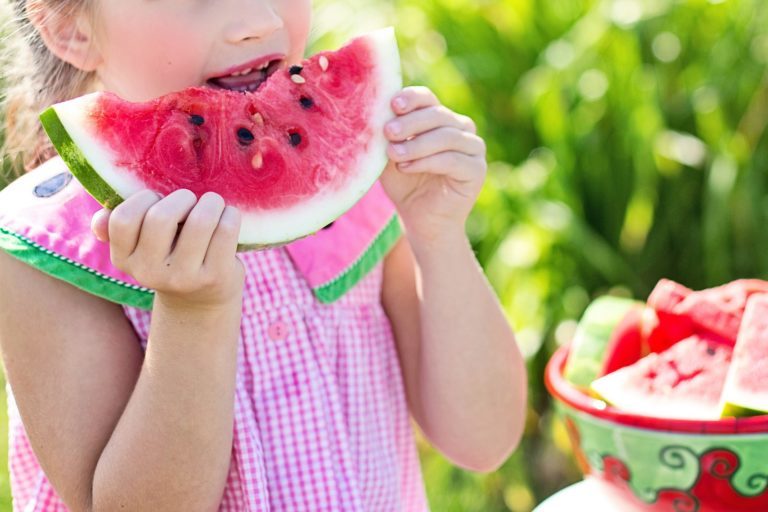 enfant manger goûter pastèque fruit