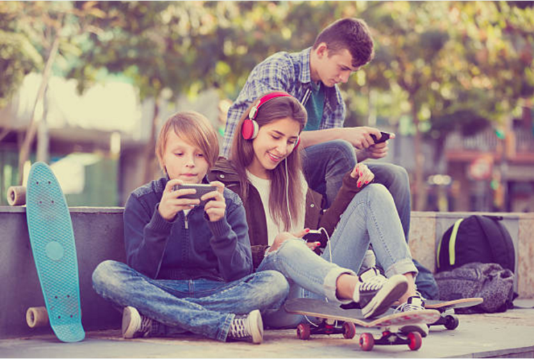 adolescents portable numérique