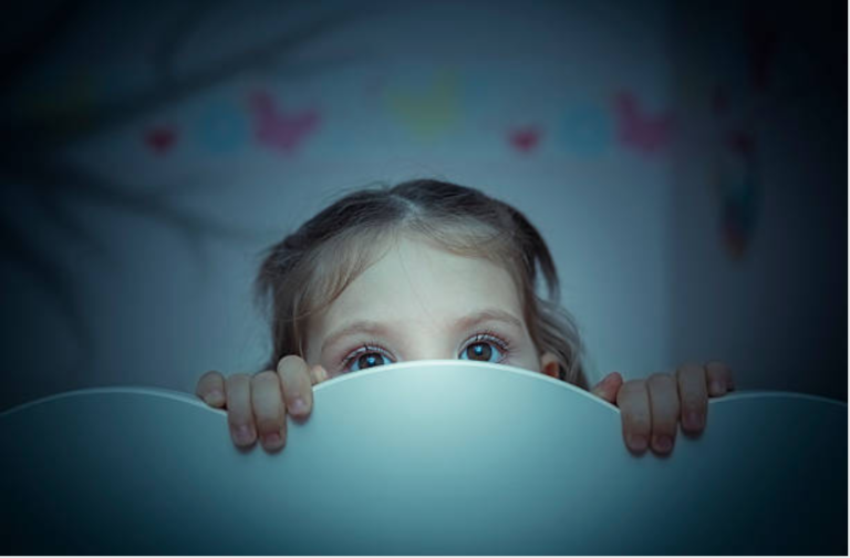 enfant fille peur lit chambre peur du noir
