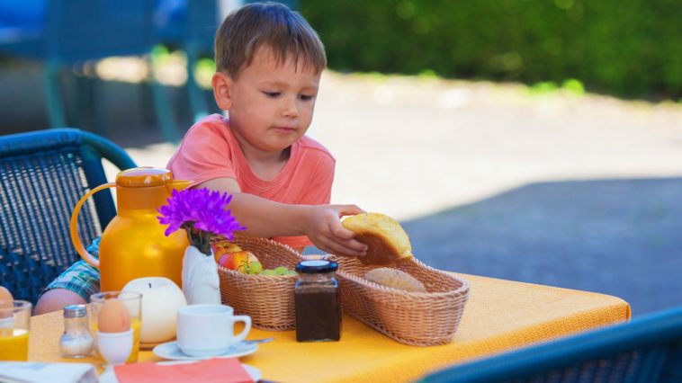 petit-déjeuner enfant repas extérieur