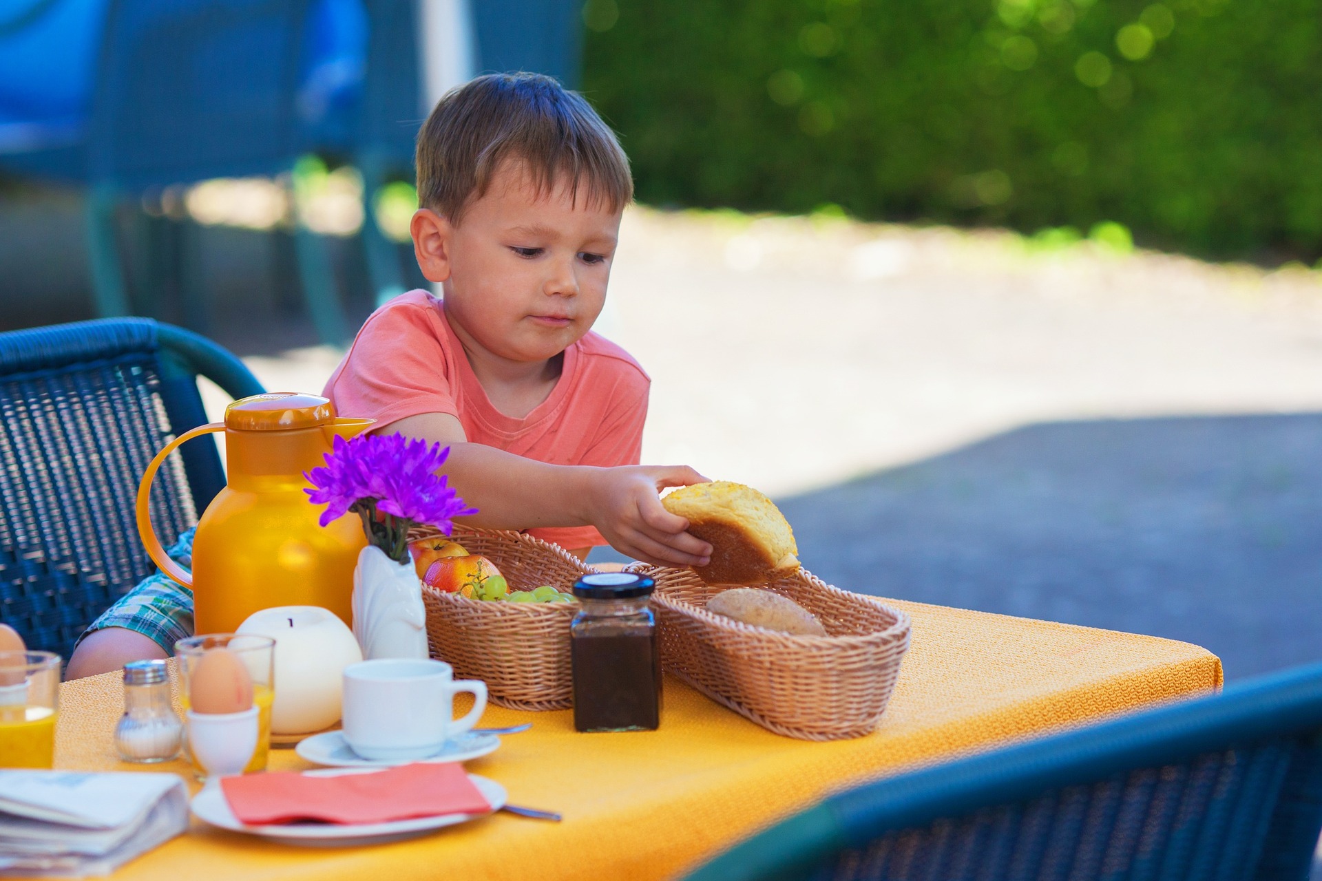 petit-déjeuner enfant repas extérieur
