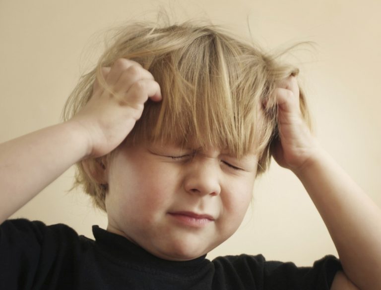 enfants tête gratter poux