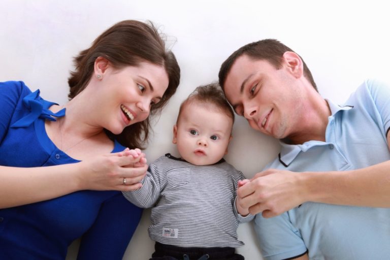 papa maman enfant bébé père
