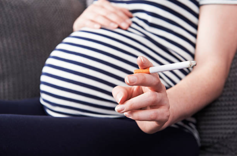 femme enceinte fumer cigarette tabac