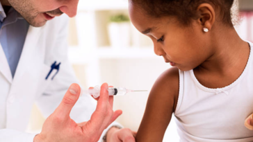 enfant médecin vaccins pédiatre