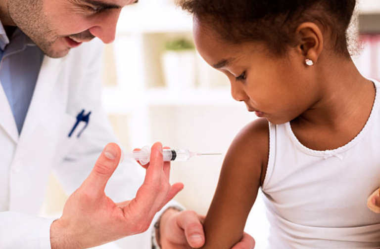 enfant médecin vaccins pédiatre