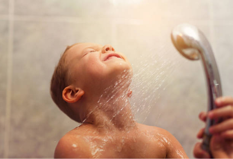 douche enfant se laver seuls