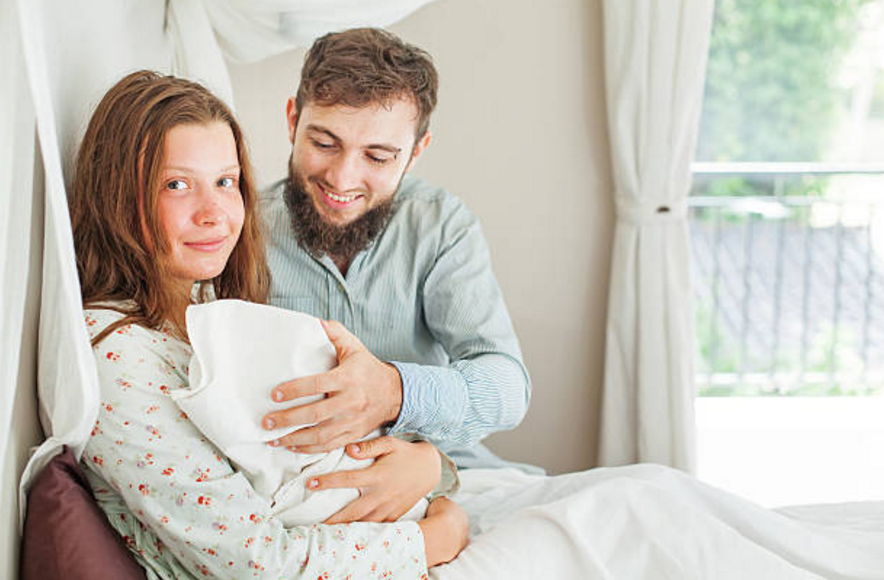 accouchement à domicile parents bébé
