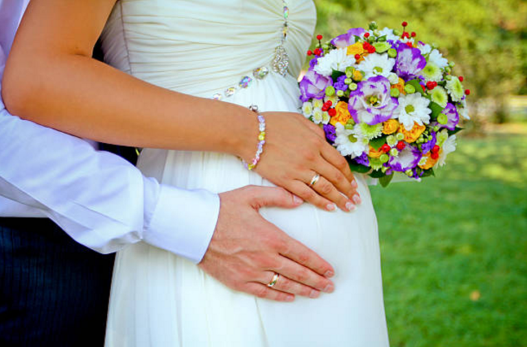 couple mariée enceinte mariage grossesse