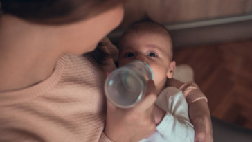 bébé enfant biberon