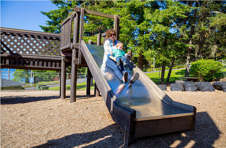 enfant parent mère maman toboggan glissade descente