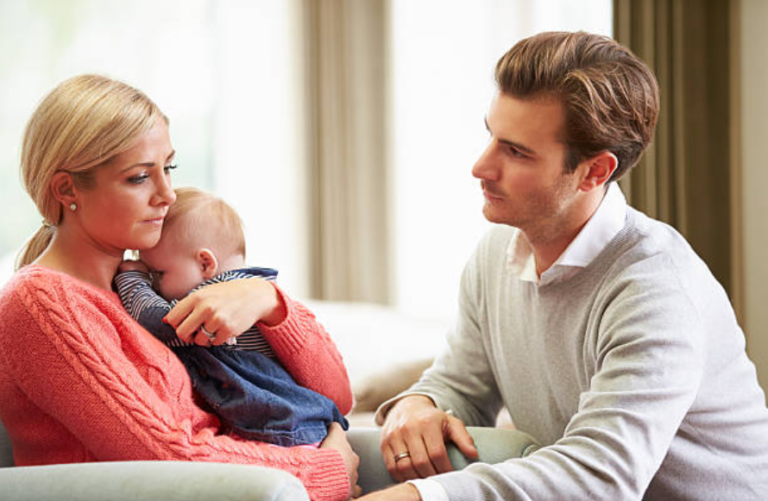 couple parents triste baby-blues dépression traumatisme burn-out parental congé maternité post-partum