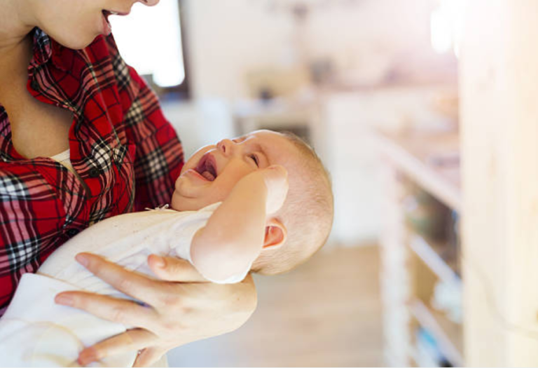 bébé bras pleurs maman mère syndrome du tourniquet spasme du sanglot angoisse de séparation pics de croissance