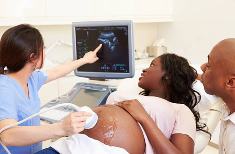 échographie deuxième trimestre grossesse enceinte couple examens de grossesse