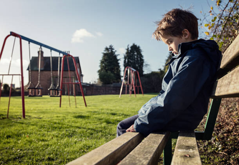 enfant seul banc triste école autisme