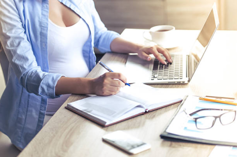 femme enceinte grossesse écrire liste plan de naissance