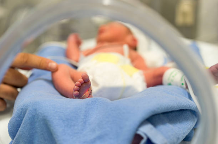 bébé prématuré naissance accouchement couveuse