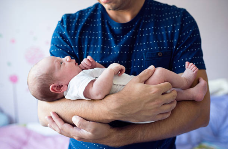 papa bébé enfant congé paternité