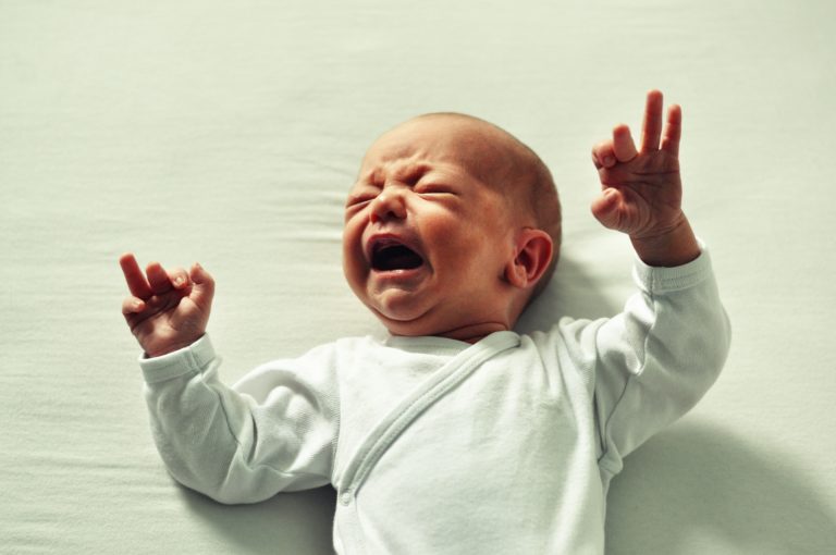 bébé secoué pleure