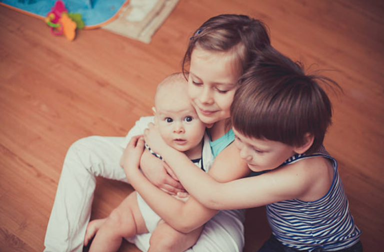 fratrie frères soeurs famille enfants trois troisième enfant
