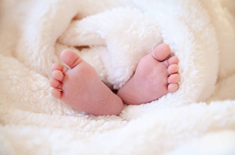 bébé pieds nouveau-né
