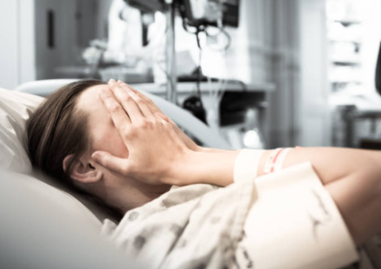 femme hôpital accouchement malade souffrance peur douleur phase de désespérance rétention placentaire point du mari