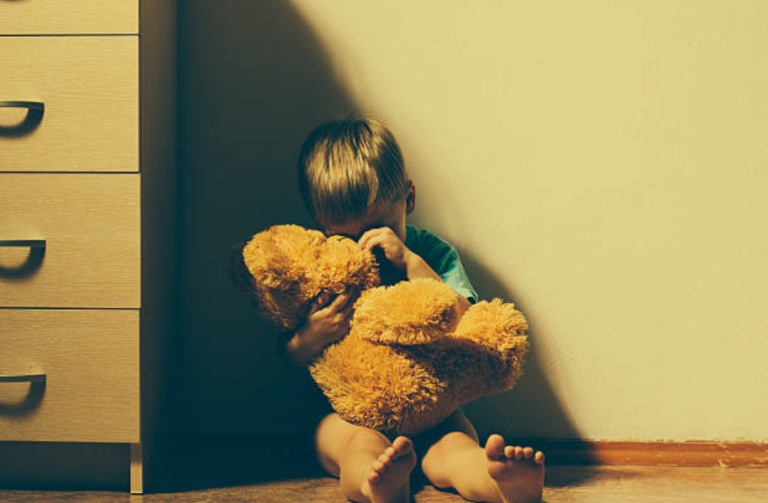 enfant peur anxiété triste garçon doudou nounours angoisse anxiété