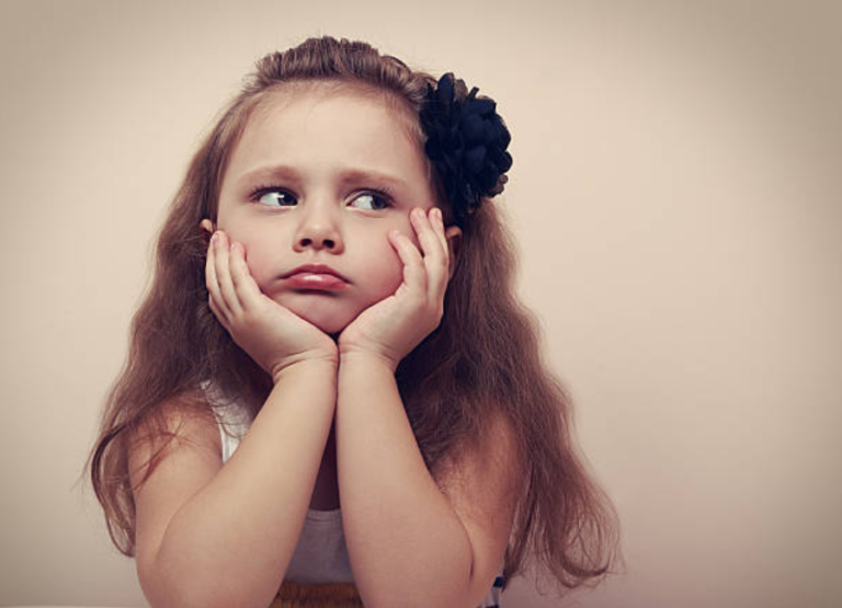 petite fille caprice triste mécontente terrible two