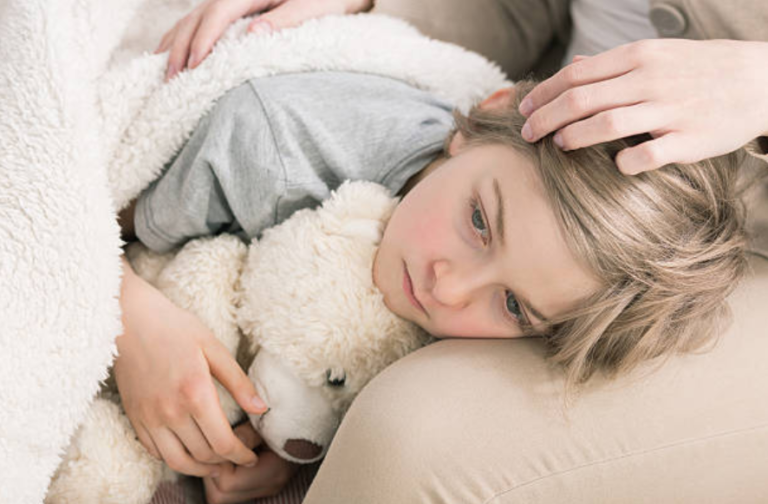 enfant triste parent soutien consoler malade