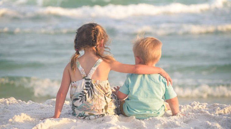 enfants rapprochés complicité plage mer fille garçon perdre enfants plage