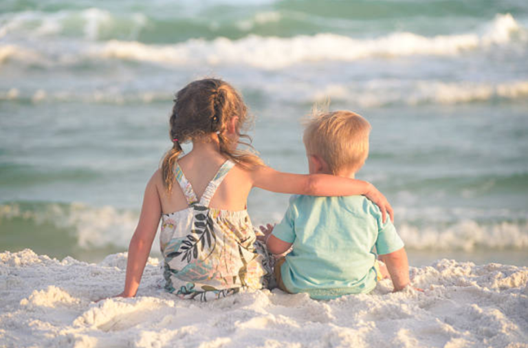 enfants rapprochés complicité plage mer fille garçon perdre enfants plage