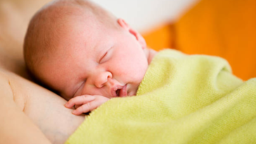 bébé peau à peau naissance parent dormir sommeil