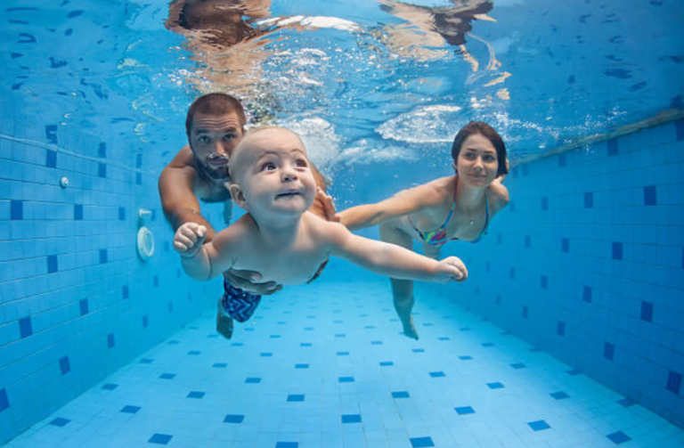 bébés nageurs piscine parents eau aquatique