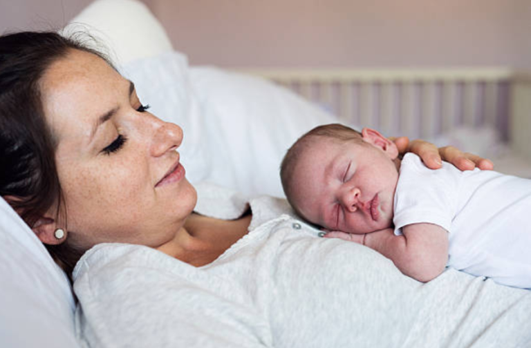 bébé nouveau-né naissance maman congé maternité