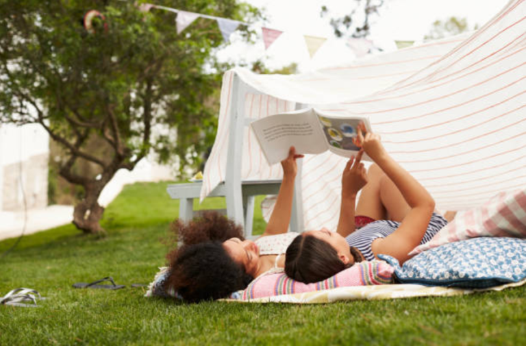 parents enfants jeux extérieur loisirs lire livre activité slow parenting lire des histoires