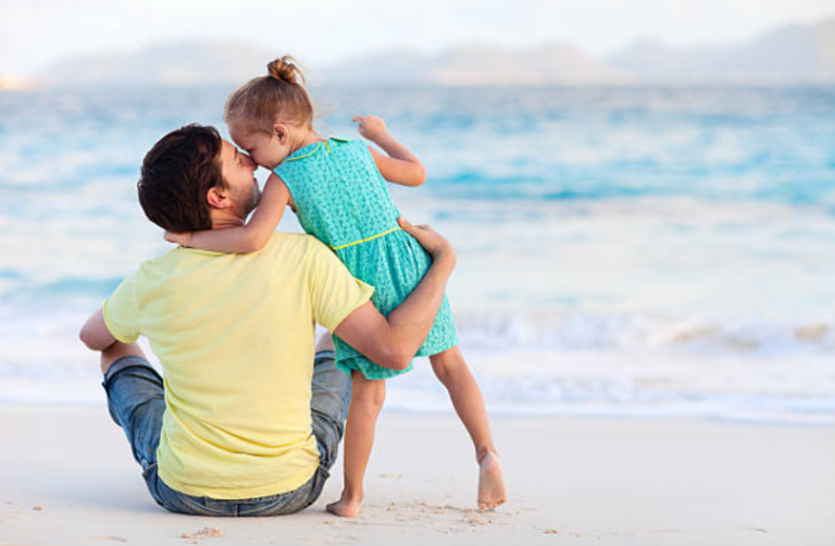 papa fille enfant parent tendresse plage amour préférence complexe d'Œdipe