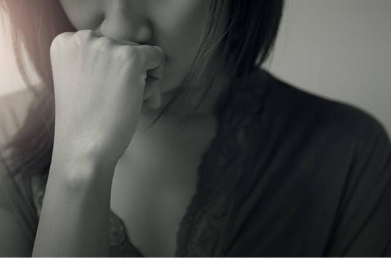 femme triste stressée grossesse nerveuse