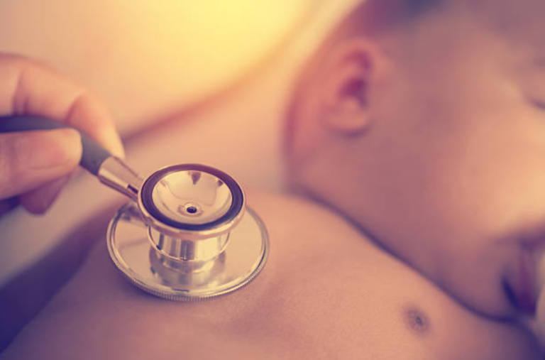 bébé malade docteur soigner hôpital bébés secoués