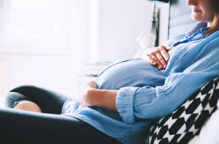 ventre enceinte femme grossesse contractions