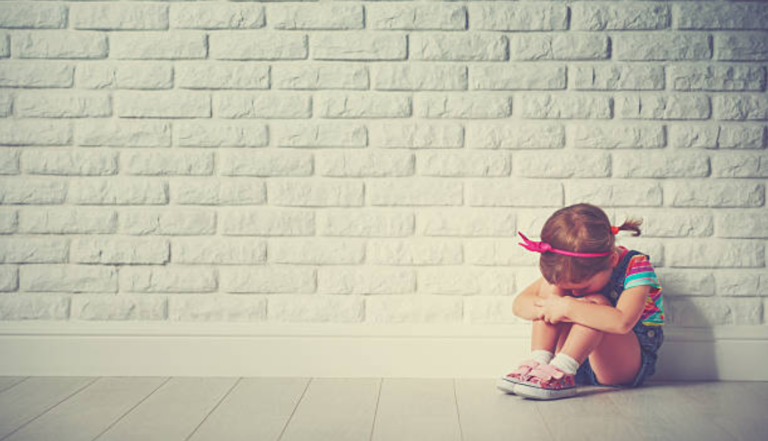 fille fillette triste pleurs larmes puni éducation
