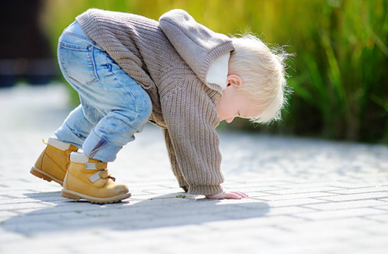 enfant bébé marche tombe motricité libre