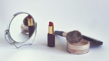 maquillage rouge à lèvres poudre miroir produits