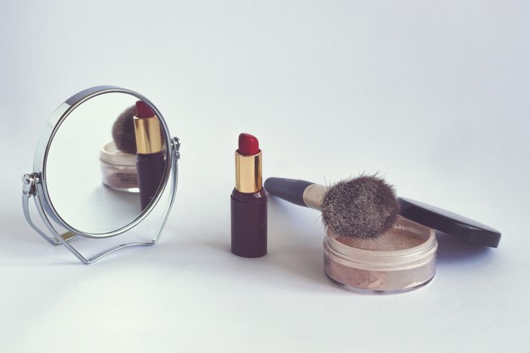 maquillage rouge à lèvres poudre miroir produits