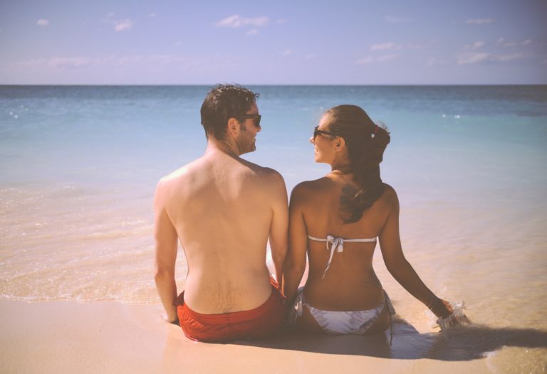 vacances en couple plage été soleil