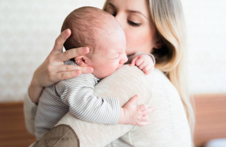 bébé pleure triste mal souffrir rot BABI digestion reflux gastro-œsophagien