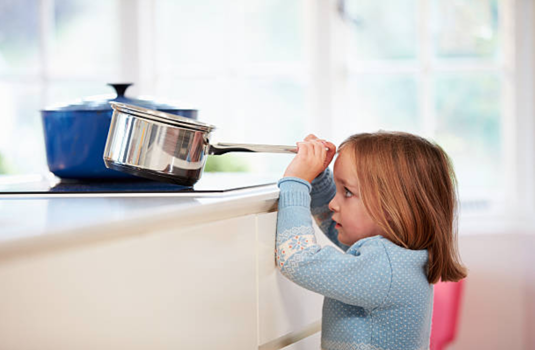 accidents domestiques enfant fille cuisine casserole danger