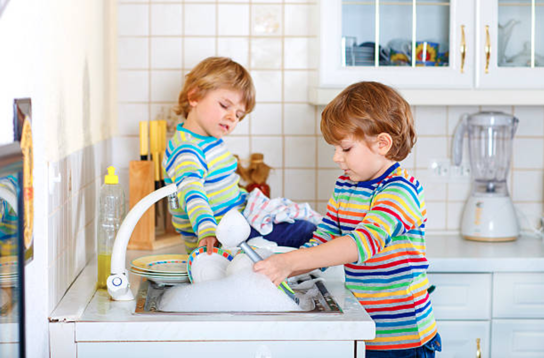 enfant ménage vaisselle tâches ménagères