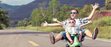 parents enfants papa père amusement loisirs garçon jouer rouler vélo yes day